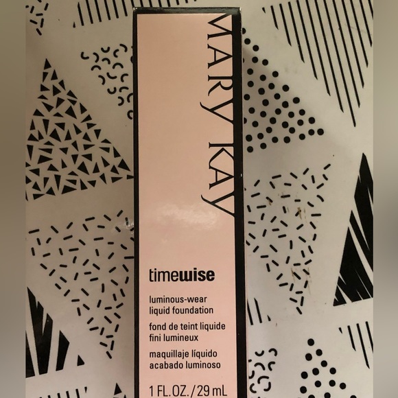 Mary Kay Luminous-Wear Liquid Foundation - Picture 1 of 5